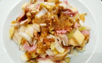 Salade de chicons, jambon, noix et pomme