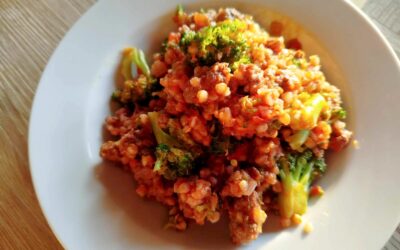 Grains de sarrasin, hachis de bœuf sauce tomate et brocolis